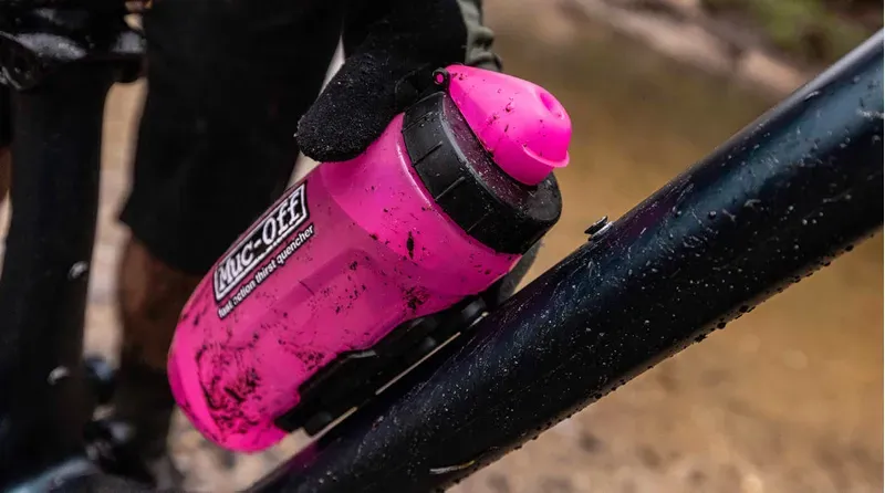 Muc-Off x Fidlock Twist Bottle 590ml + bike base Pink-7